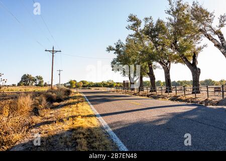 La Junta, Colorado Road Eingang zum Bents Old Fort Nationalpark mit ländlicher Landschaft im Herbst und Bauernfeldern Stockfoto