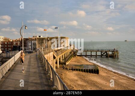 Die Hafenpromenade von Portsmouth, Hampshire, am Eingang zum Hafen, mit der Befestigung des Square Tower. Stockfoto