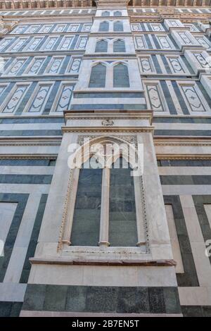 Die Fassade der Kathedrale Santa Maria del Fiore in Florenz von vorne Stockfoto