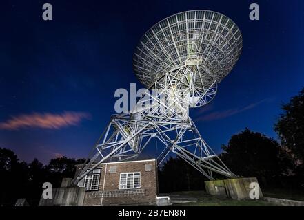 Eine Antenne des Half-Mile-Teleskops am Mullard Radio Astronomy Observatory in der Nähe von Cambridge, Großbritannien Stockfoto