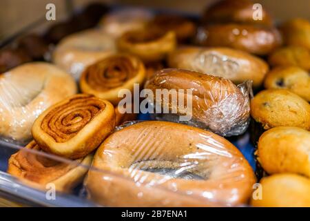 In Plastikverpackte Bagels gebackenes Brot, Muffins, in der Nähe des Buffets für Backwaren, um morgens ein kontinentales Frühstück im Motel oder Büro des Hotels zu erhalten Stockfoto