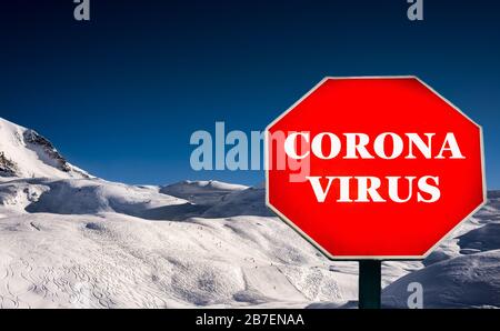 Coronavirus Covid-19 Stoppschild mit Skigebiet im Hintergrund. Stockfoto