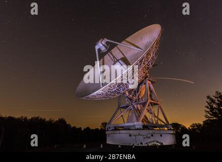 MERLIN-TELESKOP am Mullard Radio Astronomy Observatory in der Nähe von Cambridge, Großbritannien Stockfoto