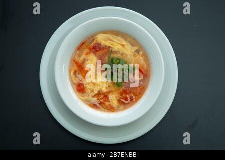 Eiersuppe mit Tomatensauce Stockfoto