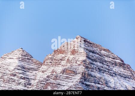 Maroon Bells Berggipfel roter Felsen nahe bei Sonnenaufgang am Morgen Sonnenschein in Aspen, Colorado Winter schneeblauer Himmel Stockfoto