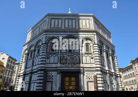 Das Baptisterium San Giovanni mit dem Dom in Florenz an einem sonnigen Tag Stockfoto