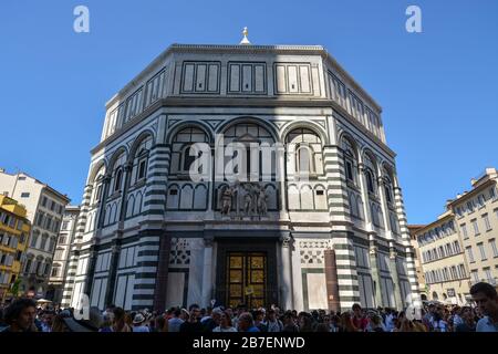 FLORENZ, ITALIEN - 19. August 2019: Die Taufkapelle von San Giovanni mit dem Dom in Florenz an einem sonnigen Tag Stockfoto
