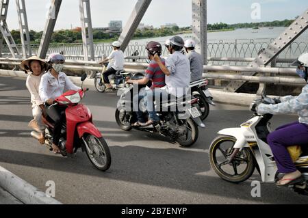 Roller auf der Trang Tien Brücke in Hue, Vietnam Stockfoto