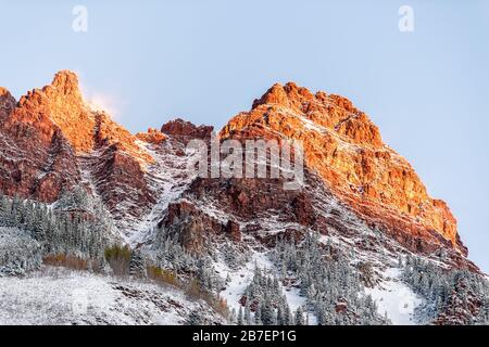 Maroon Bells Red Elk Mountains robuster Parkblick mit Sonnenlicht in Aspen, Colorado mit felsigen Bergen und Schnee mit winterlicher Nebelwolke, die Clos bedeckt Stockfoto