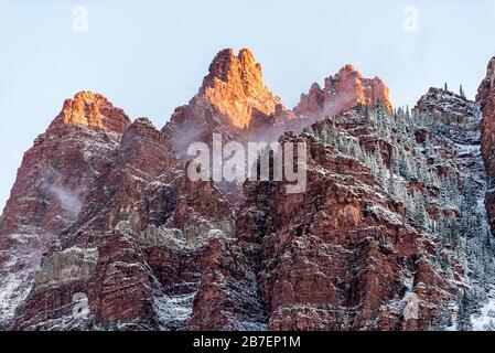 Maroon Bells Red Elk Mountains robuster Parkblick in Aspen, Colorado mit felsigen Bergen und Schnee mit winterlicher Nebelwolke, die sich in der Nähe bedeckt Stockfoto