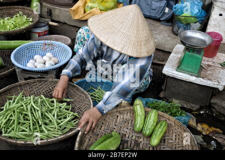 Straßenverkäuferin am Dong Ba Market in Hue, Vietnam Stockfoto