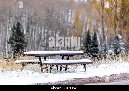 Maroon Bells Road Nahaufnahme von Picknicktisch in Aspen, Colorado felsiger Berg im Schnee bedeckt nach Winter im Herbst 2019 gefroren Stockfoto