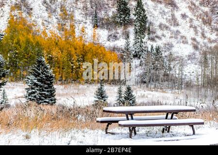 Maroon Bells Campground mit Picknicktisch in Aspen, Colorado felsiger Berg bedeckt im Schnee, nachdem der Winter im Herbst 2019 eingefroren war Stockfoto