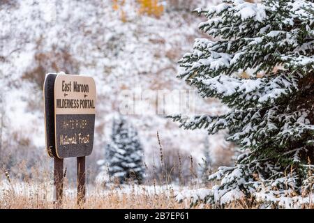 Maroon Bells Schild in der Nähe für Wildnis Portal und White River National Forest in Aspen, Colorado Rocky Mountain bedeckt im Schnee nach Winter gefroren Stockfoto