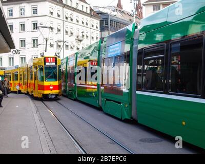 Basel, Schweiz - 2017, 17. Dezember: Straßenbahn im Transit im historischen Zentrum Stockfoto