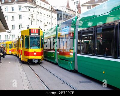 Basel, Schweiz - 2017, 17. Dezember: Straßenbahn im Transit im historischen Zentrum Stockfoto