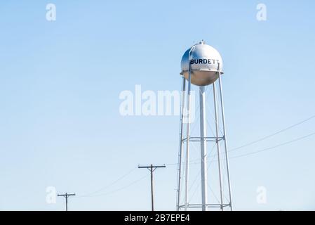 Burdett, USA Blick auf Wasserturmschild auf der Straße für die Stadt in Kansas Land Industriestadt gegen Himmel Stockfoto