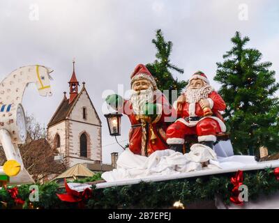 Basel, Schweiz - 2017, 17. Dezember: Innenstadt für die Weihnachtsfeiertage dekoriert Stockfoto