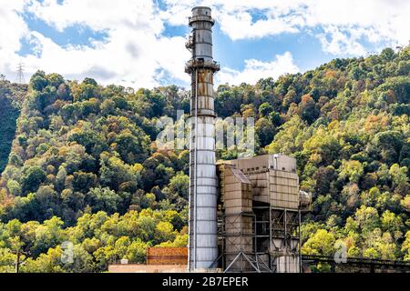 Charleston, West Virginia, USA Stadt mit Industriefabrik Rauchstapel Kohlekraftwerk Außenarchitektur in der Nähe Stockfoto