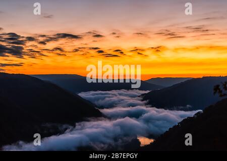 Berge Nebelschwaden am Morgen Wolken über dem neuen Tal der Flussschlucht in Grandview Overview, West Virginia während des morgendlichen bunten Sonnenaufgangs Stockfoto