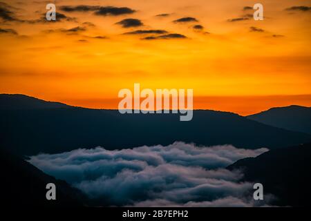 Berge Nebel Landschaft Wolken am Morgen über dem neuen Tal der Flussschlucht in Grandview Overview, West Virginia während des morgendlichen bunten Sonnenaufgangs Stockfoto