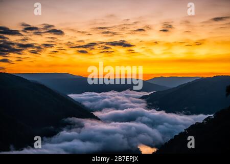 Berge Landschaftswolken Nebelschwaden am Morgen über dem neuen Tal der Flussschlucht in Grandview Overlook, West Virginia während des morgendlichen bunten Sonnenaufgangs Stockfoto