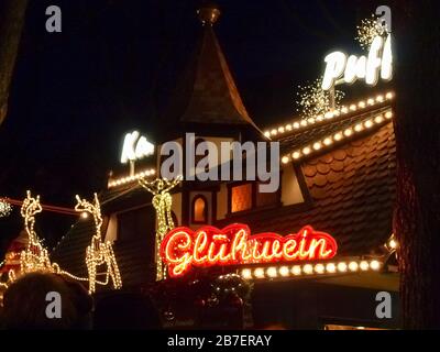 Basel, Schweiz - 2017, 17. Dezember: Weihnachtsmarkt in den Straßen des historischen Zentrums Stockfoto