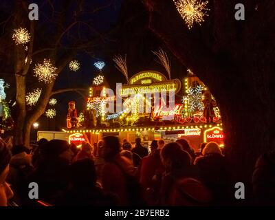 Basel, Schweiz - 2017, 17. Dezember: Weihnachtsmarkt in den Straßen des historischen Zentrums Stockfoto