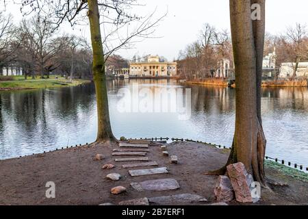 Warszawa Lazienki oder Royal Baths Park mit Palast auf dem Inselgebäude im Zentrum und Möwen Möwen Vögel schwimmen in See bei Sonnenuntergang in Warschau, Polen Stockfoto