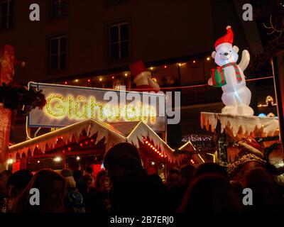 Basel, Schweiz - 2017, 17. Dezember: Weihnachtsmarkt in den Straßen des historischen Zentrums Stockfoto