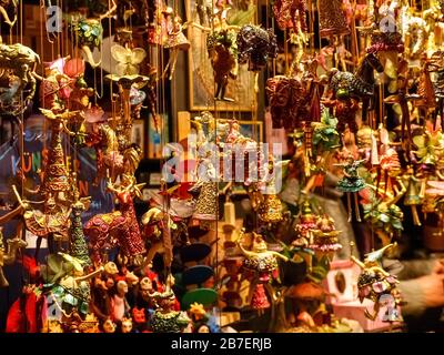 Basel, Schweiz - 2017, 17. Dezember: Weihnachtsmarkt in den Straßen des historischen Zentrums Stockfoto