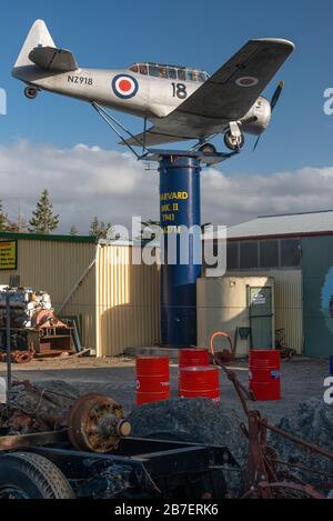 Ein vertikales Porträt eines Pols montierten nordamerikanischen T6 Texan/Harvard WWII Militärausbildungsflugzeugs, in Mangitainoka, Neuseeland. Stockfoto