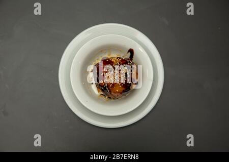 Köstliches chinesisches Dessert. Gebratenes Eis mit Schokolade überzogen Stockfoto