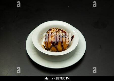 Köstliches chinesisches Dessert. Gebratenes Eis mit Schokolade überzogen Stockfoto
