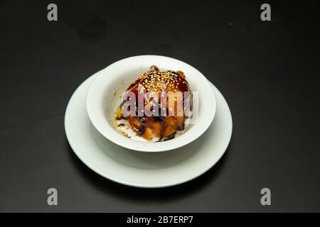 Köstliches chinesisches Dessert. Gebratenes Eis mit Schokolade überzogen Stockfoto