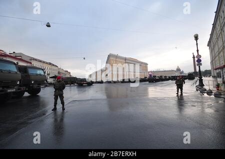 Russische Militärfahrzeuge zum Gedenken an den 75. Jahrestag des Krieges auf dem Palastplatz, Sankt Petersburg Stockfoto