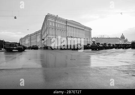 Russische Militärfahrzeuge zum Gedenken an den 75. Jahrestag des Krieges auf dem Palastplatz, Sankt Petersburg Stockfoto