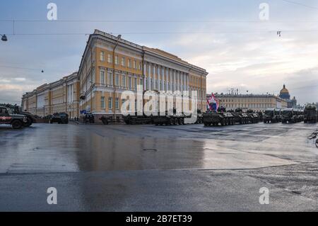 Russische Militärfahrzeuge zum Gedenken an den 75. Jahrestag des Krieges auf dem Palastplatz, Sankt Petersburg Stockfoto