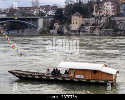 Basel, Schweiz - 2017, 17. Dezember: Seilfähre am Rhein Stockfoto