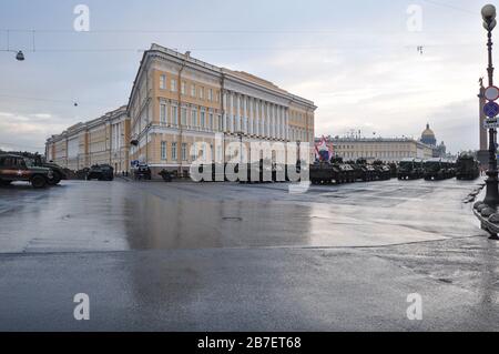 Russische Militärfahrzeuge zum Gedenken an den 75. Jahrestag des Krieges auf dem Palastplatz, Sankt Petersburg Stockfoto