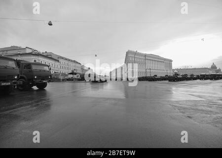 Russische Militärfahrzeuge zum Gedenken an den 75. Jahrestag des Krieges auf dem Palastplatz, Sankt Petersburg Stockfoto