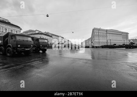 Russische Militärfahrzeuge zum Gedenken an den 75. Jahrestag des Krieges auf dem Palastplatz, Sankt Petersburg Stockfoto