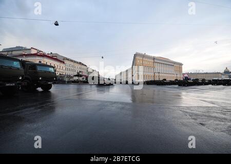 Russische Militärfahrzeuge zum Gedenken an den 75. Jahrestag des Krieges auf dem Palastplatz, Sankt Petersburg Stockfoto