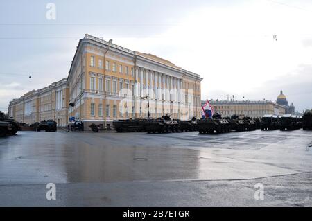 Russische Militärfahrzeuge zum Gedenken an den 75. Jahrestag des Krieges auf dem Palastplatz, Sankt Petersburg Stockfoto