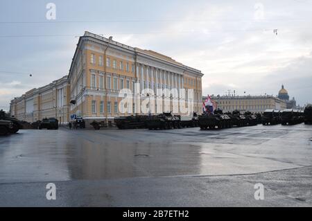 Russische Militärfahrzeuge zum Gedenken an den 75. Jahrestag des Krieges auf dem Palastplatz, Sankt Petersburg Stockfoto