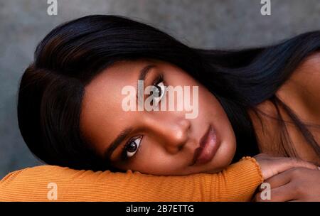 Schöne schwarze Frau afroamerikanisch langes schwarzes Haar Stockfoto