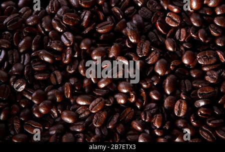 Draufsicht auf einen Haufen gerösteter Kaffeebohnen. Stockfoto
