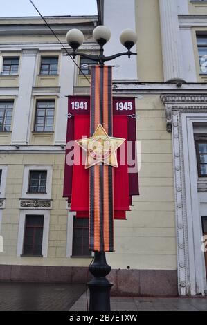 Russische Militärfahrzeuge zum Gedenken an den 75. Jahrestag des Krieges auf dem Palastplatz, Sankt Petersburg Stockfoto