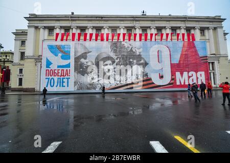 Russische Militärfahrzeuge zum Gedenken an den 75. Jahrestag des Krieges auf dem Palastplatz, Sankt Petersburg Stockfoto