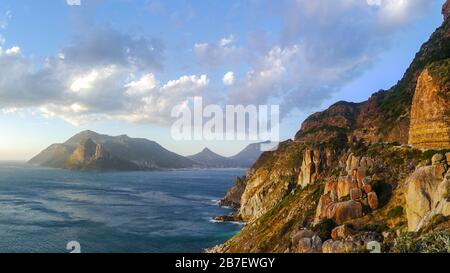 Die spektakuläre Meeresstraße führt zum Chapmans Peak, dem schönsten Sonnenuntergang der Welt Stockfoto